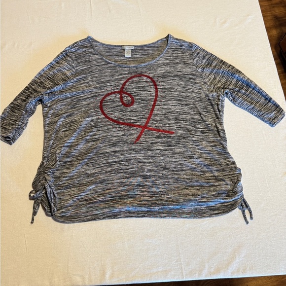 Catherines Women Size 2X or 22/24W Gray and Red Heart Print Top - Picture 1 of 3